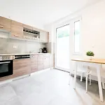 Tolstov - Monteurwohnungen Mit 3 Zimmern , Balkon Und Parkplatz *