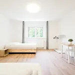 Tolstov - Monteurwohnungen Mit 3 Zimmern , Balkon Und Parkplatz