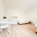 Tolstov - Monteurwohnungen Mit 3 Zimmern , Balkon Und Parkplatz Apartmán