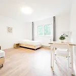 Tolstov - Monteurwohnungen Mit 3 Zimmern , Balkon Und Parkplatz Apartamento