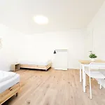 Apartamento Tolstov - Monteurwohnungen Mit 3 Zimmern , Balkon Und Parkplatz