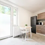 Tolstov - Monteurwohnungen Mit 3 Zimmern , Balkon Und Parkplatz * Duisburgo