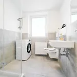 Tolstov - Monteurwohnungen Mit 3 Zimmern , Balkon Und Parkplatz Apartamento Duisburgo
