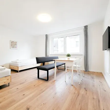 Tolstov - Monteurwohnungen Mit 3 Zimmern , Balkon Und Parkplatz Duisburgo