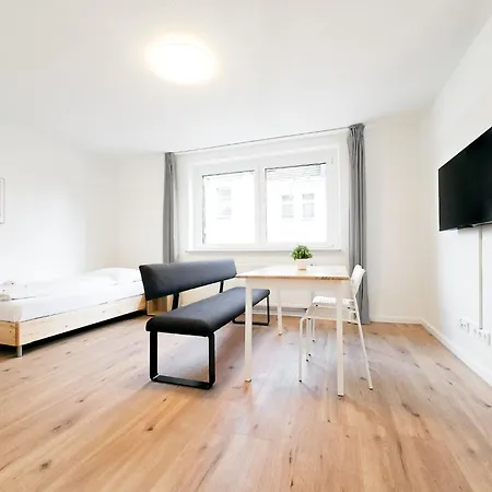 Tolstov - Monteurwohnungen Mit 3 Zimmern , Balkon Und Parkplatz * Duisburgo