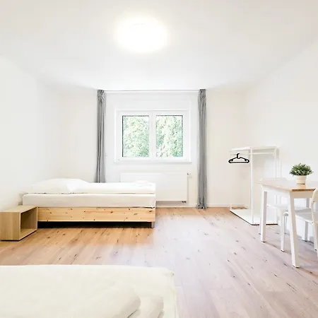 Tolstov - Monteurwohnungen Mit 3 Zimmern , Balkon Und Parkplatz