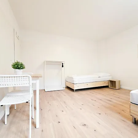 Tolstov - Monteurwohnungen Mit 3 Zimmern , Balkon Und Parkplatz Apartmán