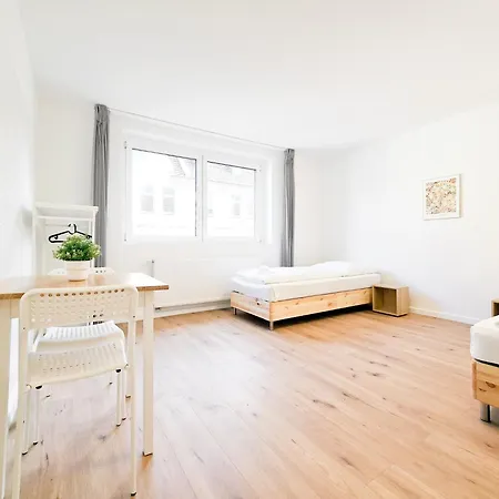 Apartamento Tolstov - Monteurwohnungen Mit 3 Zimmern , Balkon Und Parkplatz