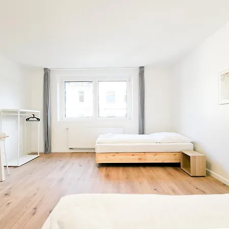 Tolstov - Monteurwohnungen Mit 3 Zimmern , Balkon Und Parkplatz Apartment Duisburg