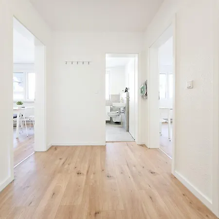 Apartmán Tolstov - Monteurwohnungen Mit 3 Zimmern , Balkon Und Parkplatz *