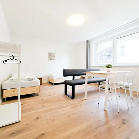 Tolstov - Monteurwohnungen Mit 3 Zimmern , Balkon Und Parkplatz Apartamento Duisburgo