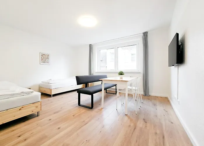 Tolstov - Monteurwohnungen Mit 3 Zimmern , Balkon Und Parkplatz Duisburg