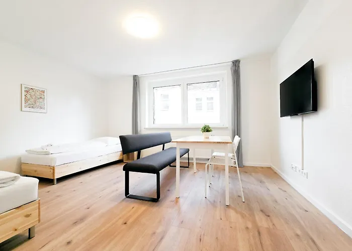 Tolstov - Monteurwohnungen Mit 3 Zimmern , Balkon Und Parkplatz * Duisburg