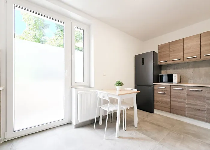 Tolstov - Monteurwohnungen Mit 3 Zimmern , Balkon Und Parkplatz * Duisburg
