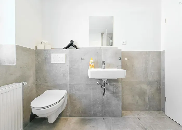 Tolstov - Monteurwohnungen Mit 3 Zimmern , Balkon Und Parkplatz